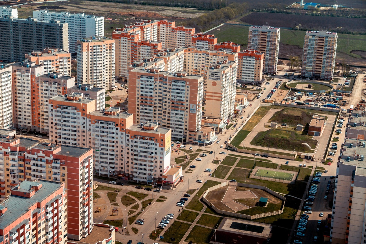 Вечером все пространство между домами будет забито автомобилями