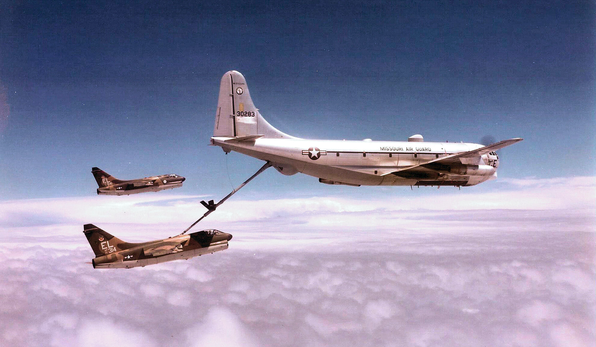 Воздушный танкер Boeing KC-97G Stratofreighter заправляет палубный штурмовик LTV A-7D Corsair II ВВС США, 1972 год. Фото: United States Air Force