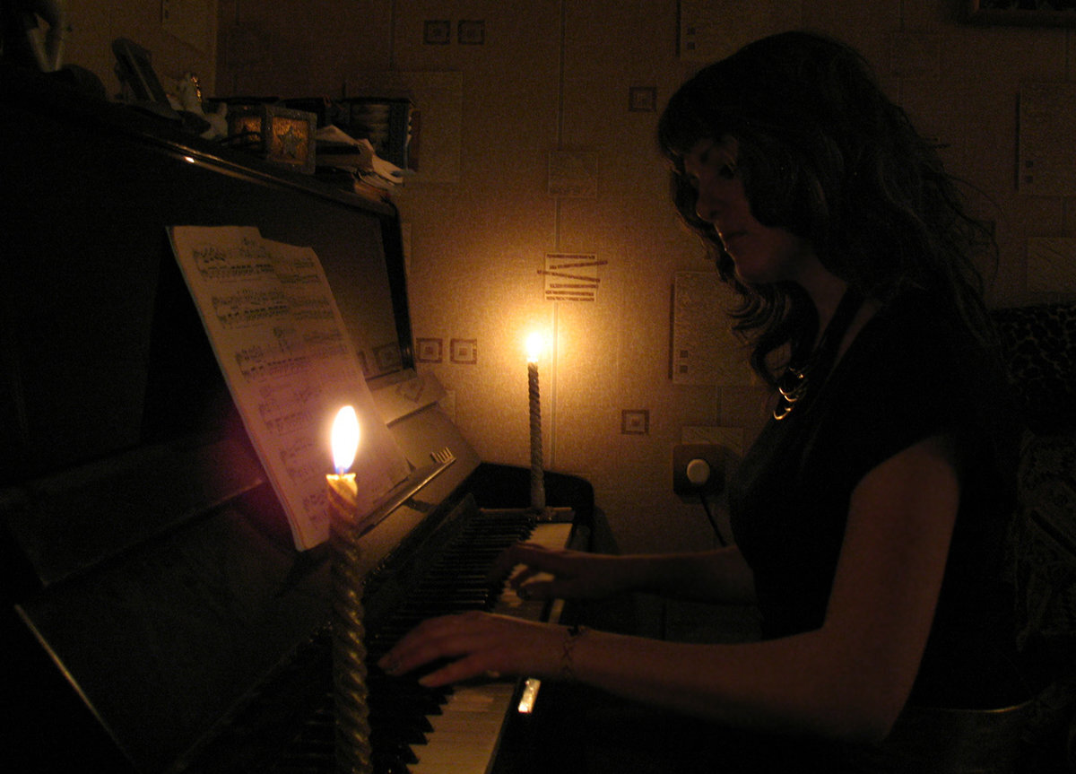 Романс лабиринты памяти. Фортепиано и свечи. Рояль и свечи. Свечи на пианино. Фортепиано при свечах.
