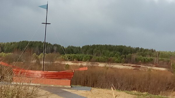 Арт-объект в процессе установки. Фото: «Пионер».