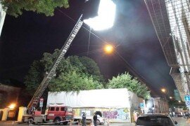 1. Применение автовышек для подъема съемочной аппаратуры для получения определенного ракурса в кино.

Благодаря высокой надежности и хорошей грузоподъемности, съемочные площадки зачастую используют автовышки для подъема оператора с полным комплектом видеоаппаратуры или светового оборудования на высоту до 30 метров.