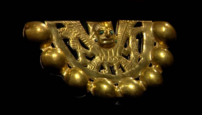 Украшение, найденное в древних захоронения в Перу