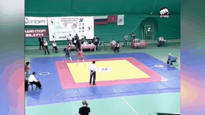 Хабиб был поджат в угол ковра, и проспал проход в ноги, хоть и не совсем удачный, но судьи отдали бал противнику.