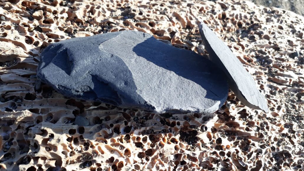 Ударом по торцу плоского камня получаем острый осколок.