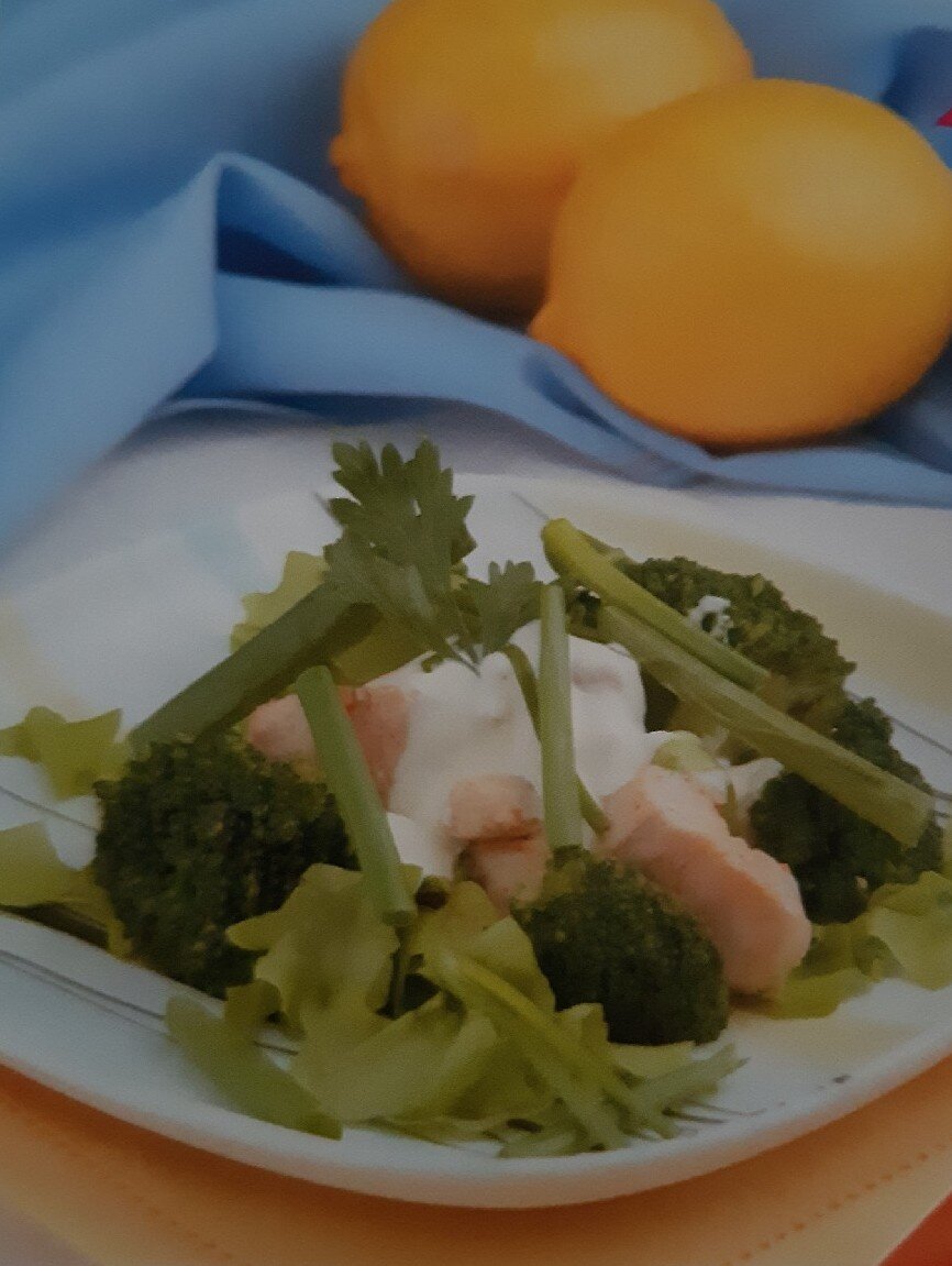 Салат из курицы с капустой брокколи