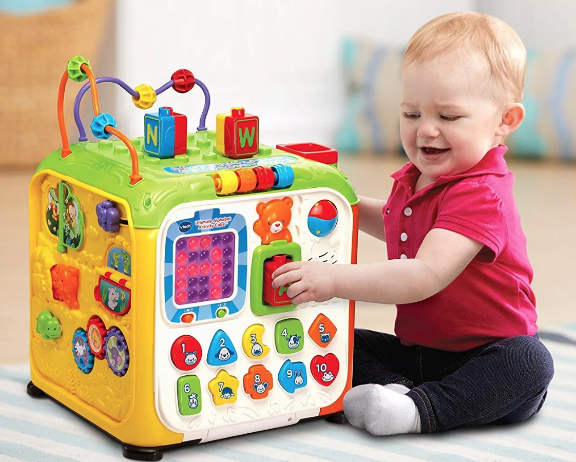 Малыш играется бизибордом. Источник: Яндекс Картинки