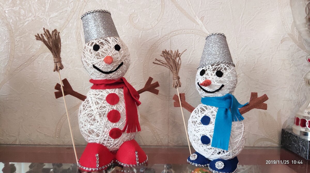  Снеговики из ниток и фетра , делаем новогоднюю игрушку своими руками.