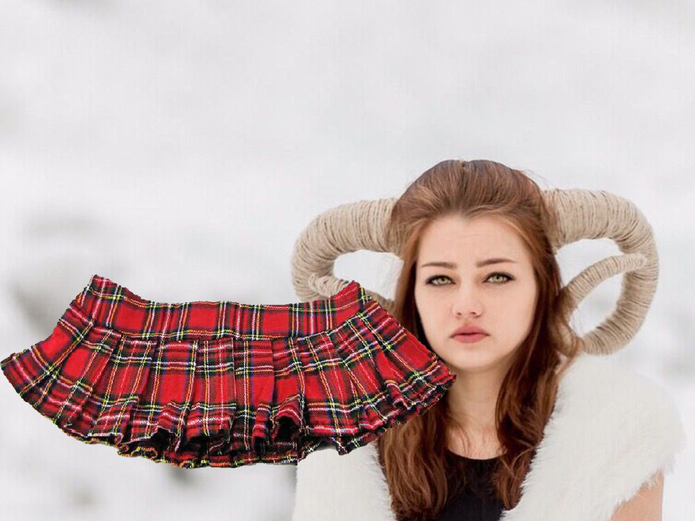 Русская девушка с бараньими рогами как-то подозрительно поглядывает на мини-юбку