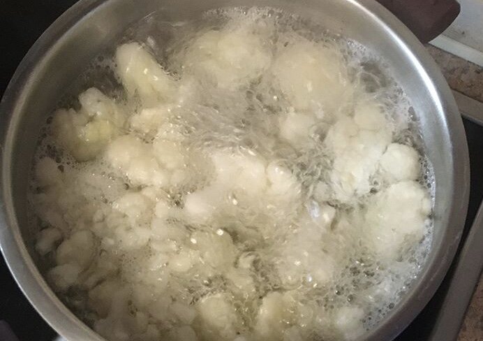 Отвариваем соцветия в течение 5-7 минут