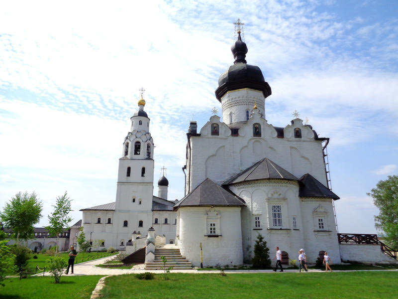 Успенский  собор (1556-1561 гг) выстроен псковскими мастерами Иваном Ширяквым и  Постником Яковлевым. За ним Никольская церковь - древнейшая на острове  (1555-1556 г), ее колокольня возведена в кон. XVII в.