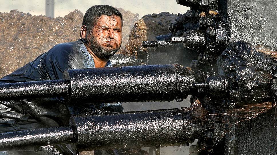 тяжела работа нефтянников..