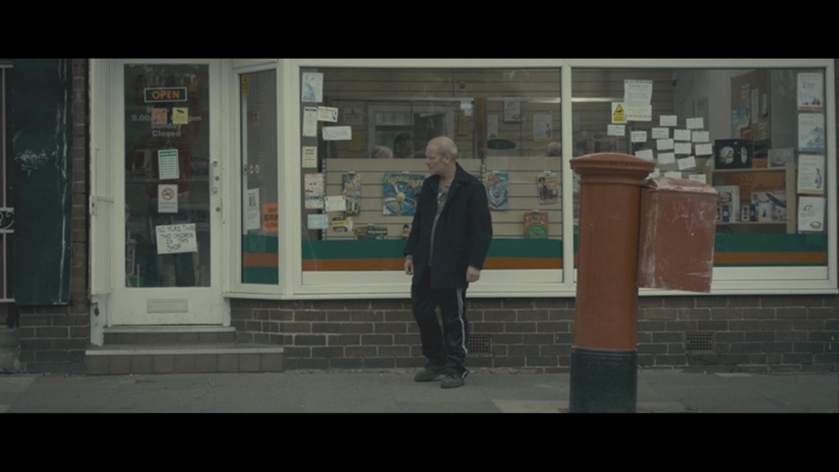 Через пару секунд витрина будет разбита.