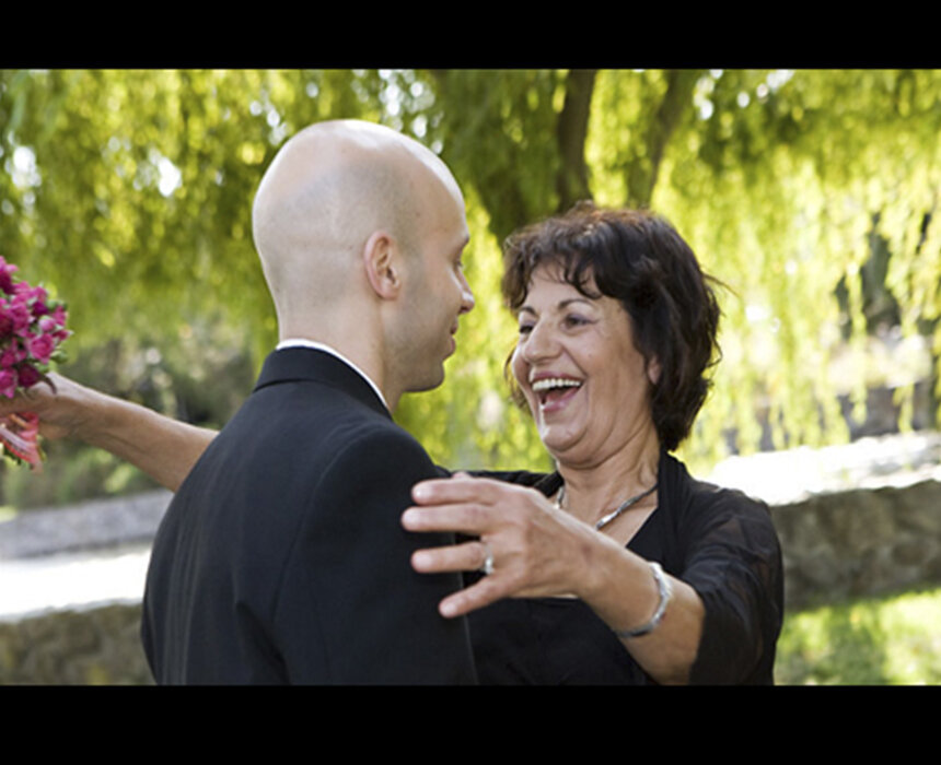 Обнимаются