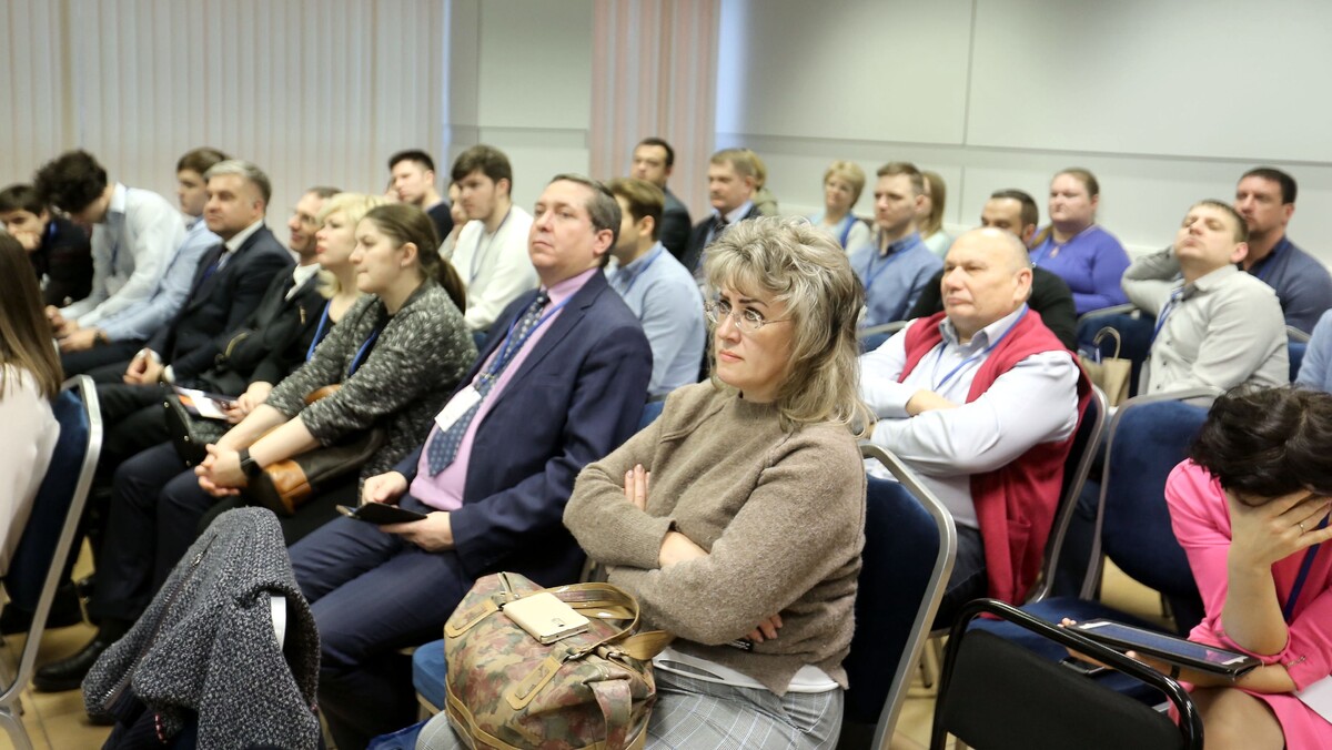 
«Одной из основных фигур в системе комплексной реабилитации работников, пострадавших от тяжелых несчастных случаев, становится реабилитационный менеджер, ― отметила Управляющий Кемеровским региональным отделением ФСС РФ Людмила БАБИЧУК, говоря об опыте реализации программы «Профессиональная реабилитация». ―  Ведь именно он фактически становится опекуном работника на всех стадиях реабилитации и, конечно же, не ждет момента, пока человек вылечится, а сразу идет к страхователю, выясняет, может ли работодатель сформировать для работника новые условия труда, перевести его на новое место». 
 
