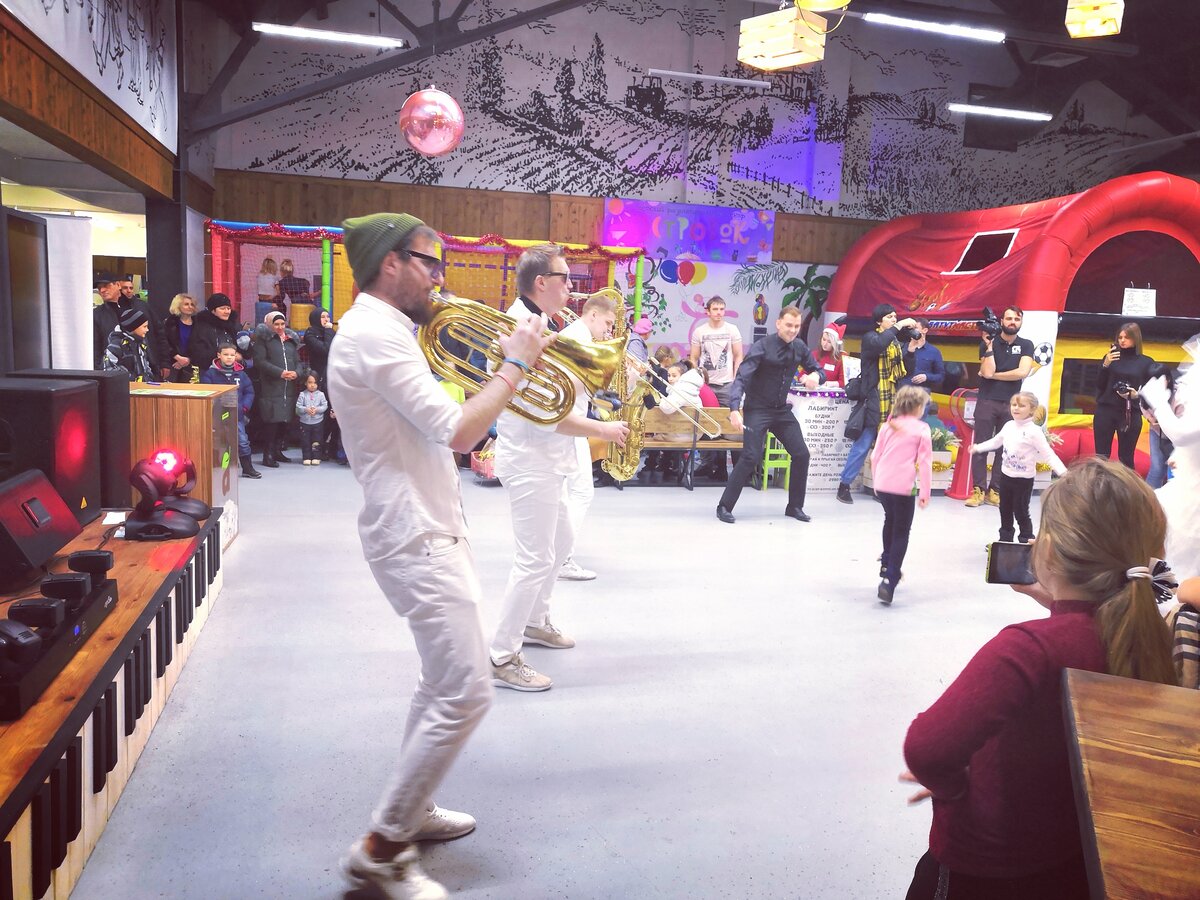 JordanBrassBand-крутейшие духовики -"дудели" на праздновании ДР "Амбара"так задорно, что ноги сами пускались в пляс:) ЛИСТАЙТЕ дальше