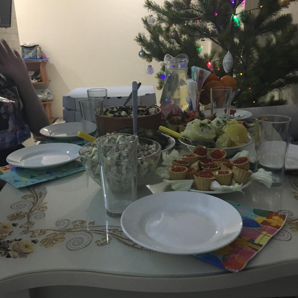 Это фото нашего стола, но у соседей примерно также было