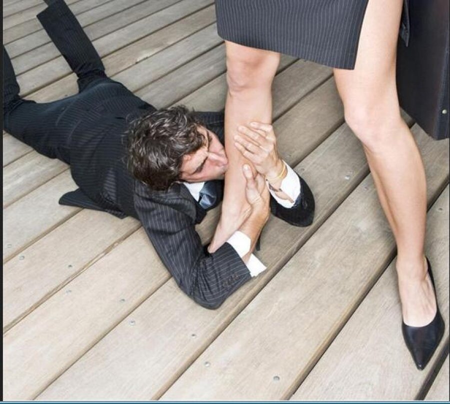  ЕСЛИ ВАС ПРЕДАЛИ, ВАМ ИЗМЕНИЛИ, ОБ ВАС ВЫТЕРЛИ НОГИ ИЛИ ПРОСТО ЗАСТАВИЛИ СТРАДАТЬ, ТО ЭТА СТАТЬЯ ДЛЯ ВАС!!                                                                               
                                                                                                                                                                                                                          К сожалению, мало во мне добра и мой сильный нрав, как помеха в моей жизни, так и помощь. К изменниками и предателям Я  безжалостна, но считаю не целесообразно портить здоровье или имущество, потому отвечать за это приходится публично.
                     -  Я СЧИТАЮ ЧТО МЕСТЬ ДОЛЖНА БЫТЬ ГОРЬКОЙ, НО НЕ ГОРЯЧЕЕ ВАШЕЙ БОЛИ!!!  Я УВЕРЕННА ЧТО ЧЕЛОВЕК ДОЛЖЕН ОТВЕЧАТЬ ЗА СВОИ ПОСТУПКИ!!!                                              В любом случае, в жизни каждого человека возникает момент, за который он хотел бы отомстить, но перегнуть палку! Эта статья для вас.                                                                                            Заговора будет два, один на возврат - если вам нужен человек вас покинувший и второй - тот которой поможет отмстить обидчику.                                                                                                         Записывайте, скриньте,  сохраняйте, потому что мои страницы часто блокируют и я не уверенна, что и эта тут проживет долго!!!!


1. Заговор на возвращение                                                                                                                      
                                                                                                                                                                                                                Как бы мы не лукавили и что бы из себя не корчили, в жизни каждой из нас хоть один раз были моменты когда хотелось вернуть того кто ушел!!  Это бывшие парни, ушедшие мужья или даже случайные любовники. Вот так мы женщины устроены - вместо того, что бы радостно закричать "Следующий", мы стараемся вернуть того, с кем нам не по пути. И как это больно когда все средства перепробованы, а родной человек все еще не вернулся и любовь кажется утерянной,. Испытывали это? Боитесь испытать? Тогда сохраняйте 


ВАЖНЫЕ ПРАВИЛА -
Во время заговора на возврат  стоит внимательно подумать, что именно вы будете просить, что бы мужчина сам к вам вернулся или что бы заново вспыхнули чувства. Магическим способом можно заставить парня всегда приползать на коленях, но любовь к вам у него не будет как раньше и отношения между вами будут другие. А вот возврат чувств это другое. Здесь уже должно получится то, что он снова испытает любовь, которая была. При это будет достаточно счастлив он, ну и вы...если не разлюбите его сами.


Заговор чтобы вернуть чувства. Говорю сначала о нем, потому чувства важнее... Все таки добро во мне гето есть, точнее вера в любовь.                                                                                          Пока я пишу только о заговорах, о белой магии. Конечно они в разы слабее, чем ритуалы черной, но если моя писанина станет популярной, я буду писать обо всем


Для произнесения слов нужна будет фотография любимого. Как можно раньше утром, желательно с первыми лучами солнца, положите ее на подоконник, сами же повернитесь лицом в направлении солнца, лучше делать выйдя из дома.                                                                          - Говорите следующее:

«Господи! Защита моя, уповаю только на Тебя! Пресвятая Богородица, Угодники Святые! Молю с любовью великой и печалью! В горькую минуту к вам обращаюсь! О помощи молю, в сердце раба (имя) любовь возродите! Взгляд его с лаской на рабу (свое имя) обратите! Не оставьте мольбу без ответа! В душу верните луч света!» Не забудьте «запечатывать» заговор словом «Аминь!».                                                                                                               Повторять от всей души 9 раз , заплачете - сбудится еще быстрее. 

Повторять это действие надо будет 7 дней подряд!!!!!!!! Не больше, не меньше.                                        Дальше ,нужно вообще перестать самой выходить на контакт с мужчиной, вообще не писать смс, не звонить, не ходить туда куда ходит он, на его звонки отвечать, но самой не искать его вообще!!!! Желательно даже не заходить на его страницы в соц. сети, вам нужно очистить свое поле от его энергии. Это важно. Результат, примерно через месяц!!!!!                         

2. Второй заговор жестче и поможет вернуть человека ,даже у вас нет к нему чувств, если вы хотите например его растоптать или бросить самой!!

Все делается ровно в полночь три дня подряд.  Вам понадобится семь обычных церковных  свечей. Поставьте их в круг в центра стола, а круг положите фото того, что возвращаете.  Успокойте ,зажгите свечи ,подумайте о нем. 5 минут побудьте внутри себя рядом с ним.
                                                                                                                                                                                                                 Далее произнесите 7 раз!! Громко и всей душей, можно даже со злостью.
«Темная ночь вновь станет днем, когда (имя) снова будут вдвоем! Свечой любовь ко мне (имя парня) запечатываю! Не отговорить, не разбить, воск не растопить! Аминь!»

Пока произносите заговор берите каждую свечу и поливайте воском на фотографию. Дальше убираем заговоренное фото в темное место.  Когда же объект к вам вернется, фотографию лучше сжечь.                                                                                                                                                                                                                                                                                                                                                                 -                                                                                                                                                                                                          - На сегодня на этом все. Есть вопросы - задавайте в комментах. А так же пишите о своих проблемах ,я хочу знать о чем вам интересно читать.                                                                          
                                                                                                                                                                                           СЛЕДУЮЩАЯ СТАТЬЯ ГОТОВИТЬСЯ - ТЕМА ЗАГОВОР НА ОБРУЧАЛЬНОЕ КОЛЬЦО. ПОМОГАЕТ ИЗБАВИТСЯ ОТ ЛЮБОВНИЦЫ И ОТ ГУЛЯНОК МУЖЧИНЫ. ЗАГОВОР - БЛАГОДАРЯ КОТОРОМУ МУЖЧИНА СТАНОВИТСЯ РУЧНОЙ - ЕСЛИ ЖДЕШЬ ТАКУЮ, НАПИШИ В КОММЕНТАРИЯХ - ЖДУ!!
Пока я пишу только о заговорах, о белой магии. Конечно они в разы слабее, чем ритуалы черной, но если моя писанина станет популярной, я буду писать обо всем 

