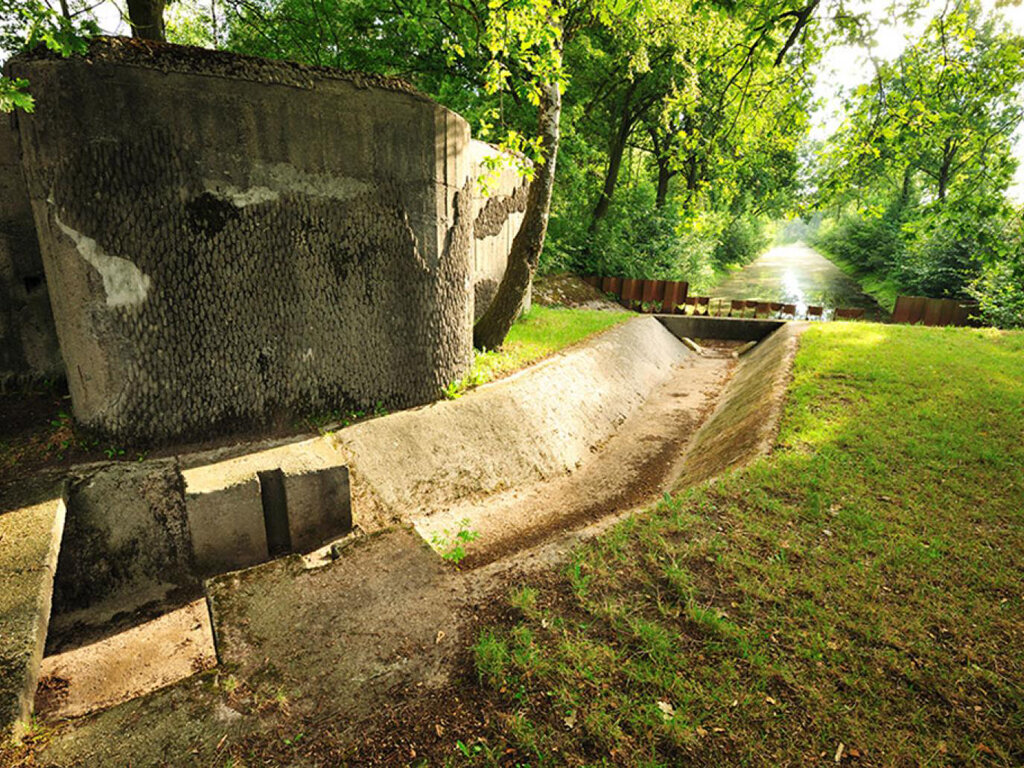 Один из шлюзовых ДОТов, отвечавший за поддержание уровня воды.