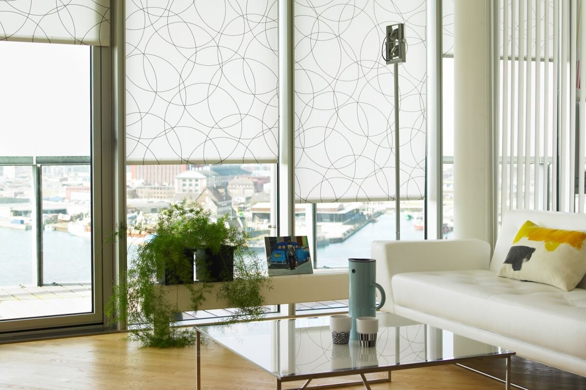 рулонные шторы на лоджию. рулонные жалюзи на балкон. рулонные шторы на балконные окна. жалюзи на балконные окна. жалюзи зебра день ночь.