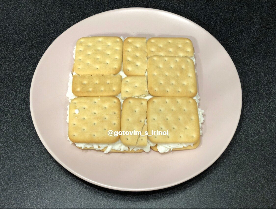 Закусочный торт-салат из крекеров, с рыбными консервами