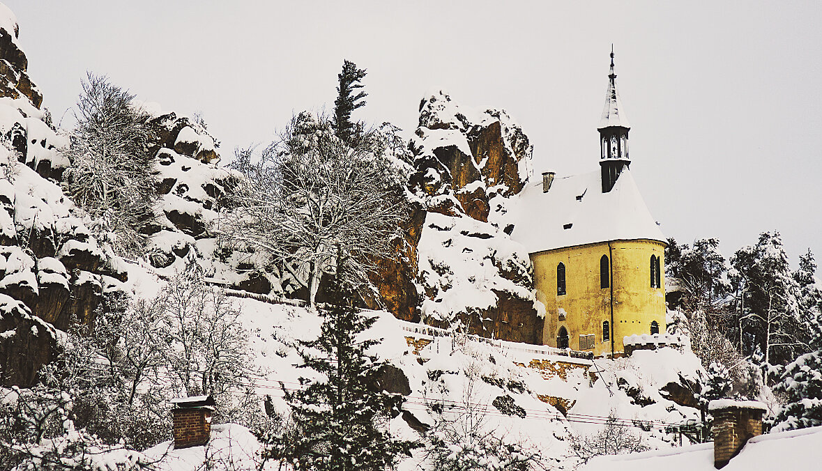 Замок Valdštejn (построенная среди скал часовня при замке)
