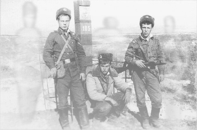 моя армейская фотография сослуживцев,с призраками