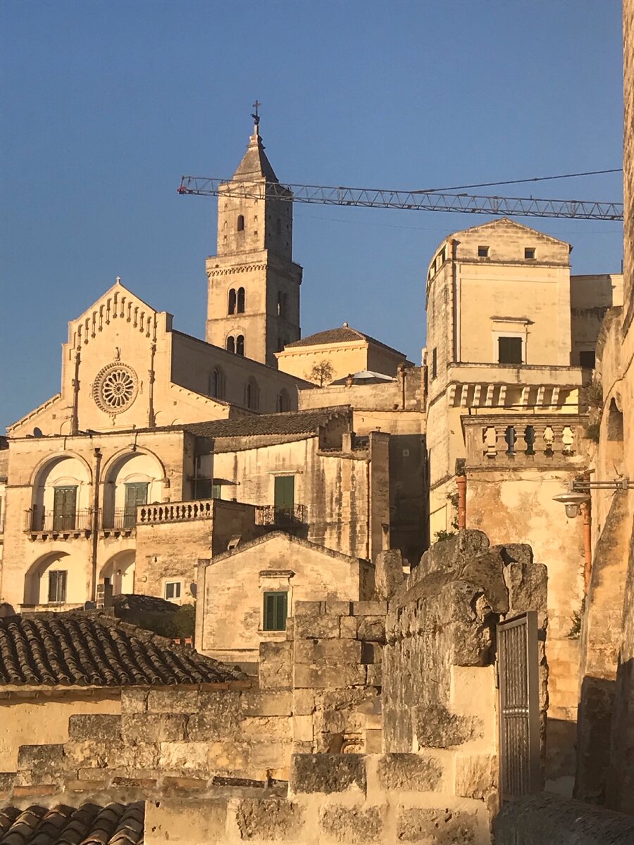Город на скале и в скале на юге Италии. Церкви и пещеры Матеры. Часть 2.