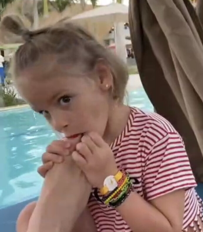 Мамочки и дочки сосутся. Маленькие девочки для папины члена. Мать отсасывает у своего сына. Девочка сасëт у отца. Соснула отцу.