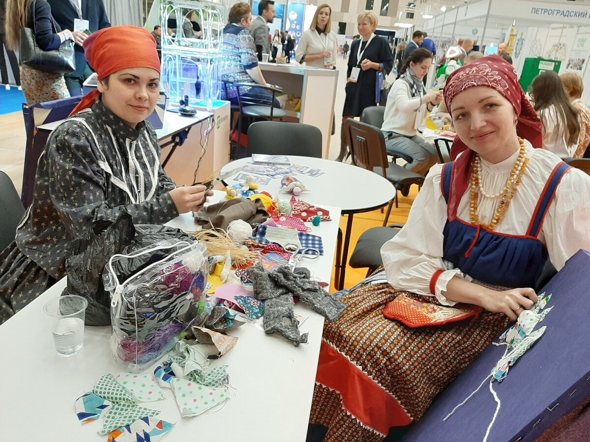 Предприниматель Любовь Смирнова (слева) и ее коллега Юлия Пилипон на мастер-классе по изготовлению народной игрушки в Экспофоруме.