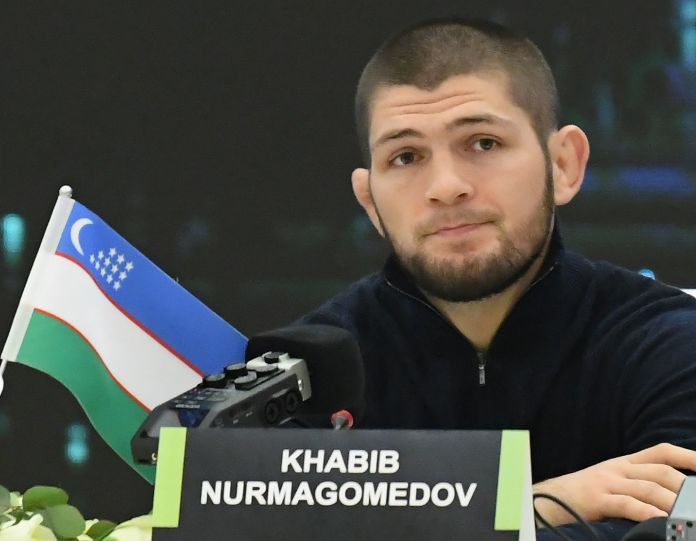 фотография с пресс конференции Хабиба Нурмагомедова в Узбекистане