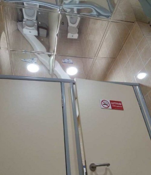 Неоднозначный дизайн в санузле. Фото из открытых источников.)))