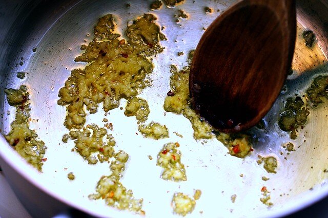 чеснок, красный перец, оливковое масло