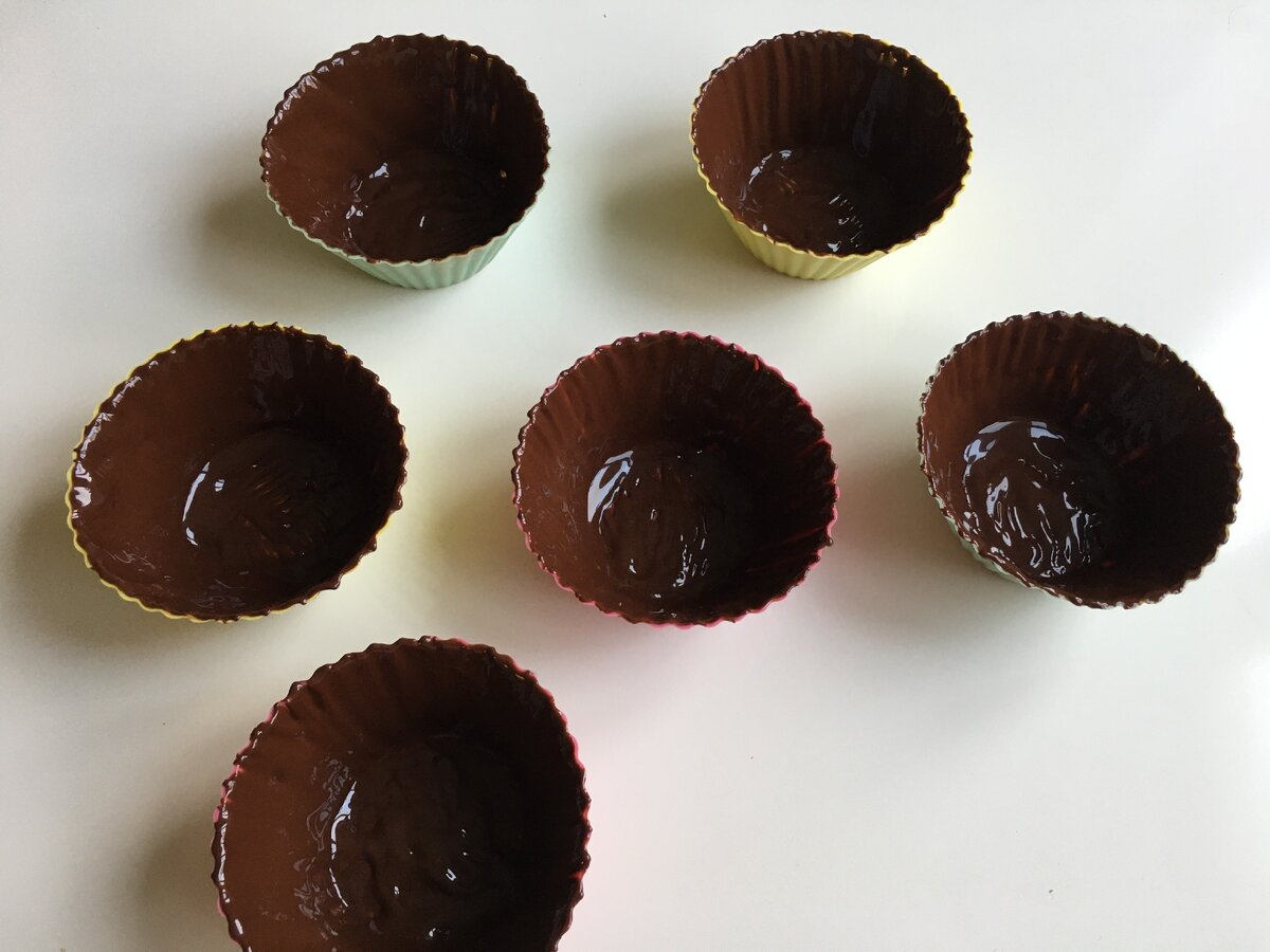 Обмазали шоколадом, потом замораживаем.