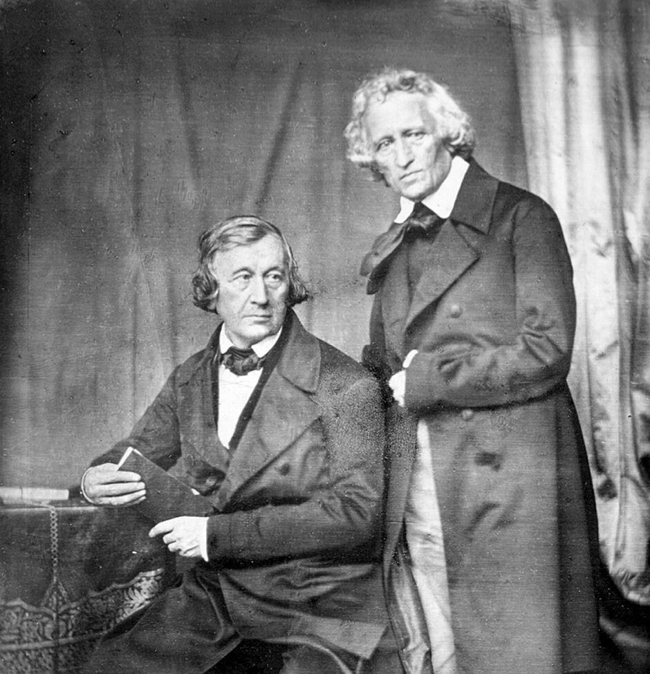 Вильгельм (стоит) и Якоб Гримм