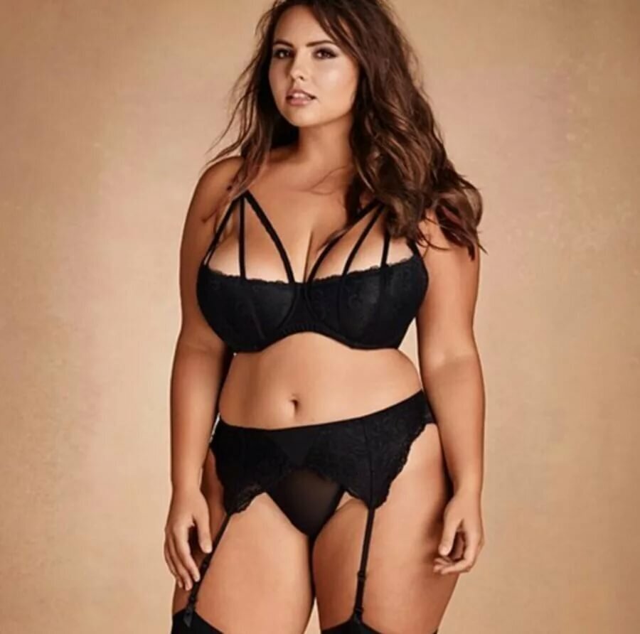 Модели plus size в белье