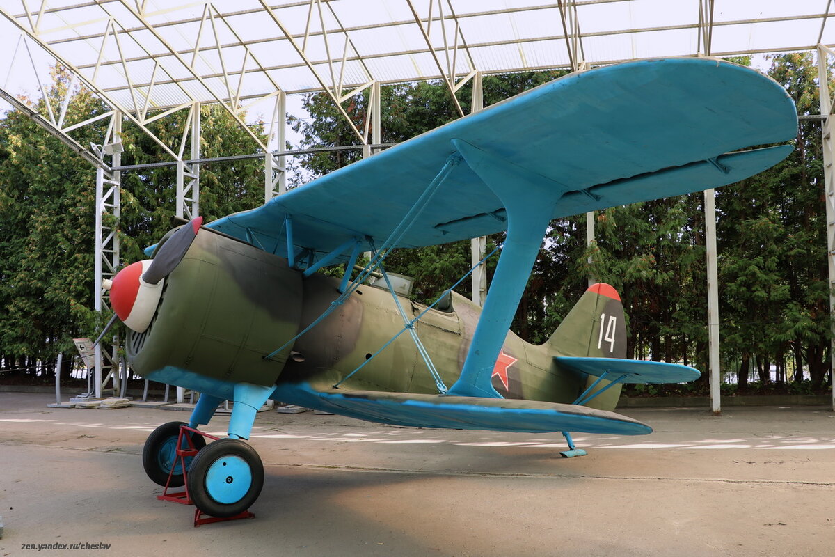 Взлетный вес - 1730 кг; скорость 380 км/ч; потолок 9800 м; дальность 520 км; двигатель М-25В 750 л.с.; 4 7,62-мм пул.ПВ-1, до 150 кг бомб; экипаж 1 чел.