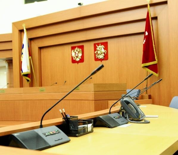 Микрофоны в зале заседаний Мосгордумы. Фото: https://regnum.ru