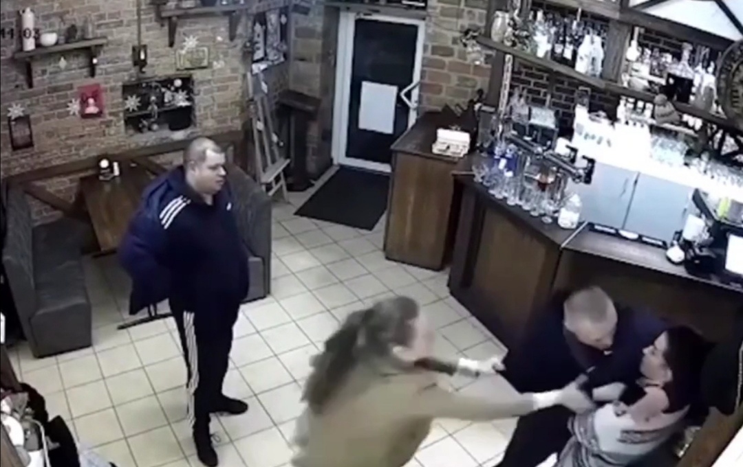 Он угрожал её 