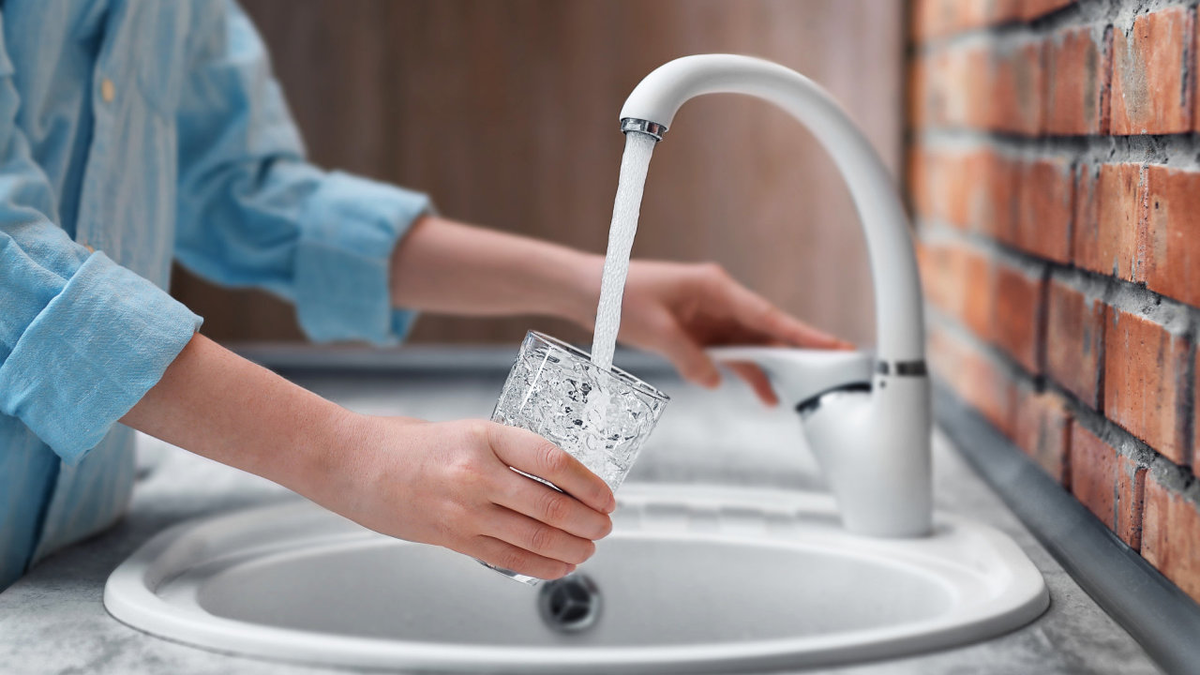 Потребление питьевой воды. Бутилированная вода. Хозяйственно питьевая вода. Какую питьевую воду выбрать для дома. Waterontharder.