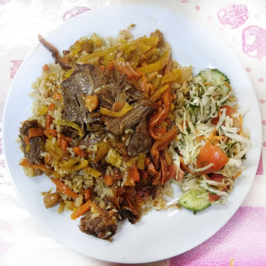 Плов из кафе "Самаркандский дворик" на территории строительного рынка "Путёвый" в Пуршево