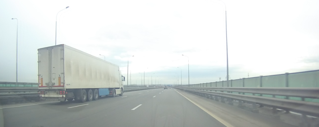 Фура движется в крайнем левом ряду. Для чего?!