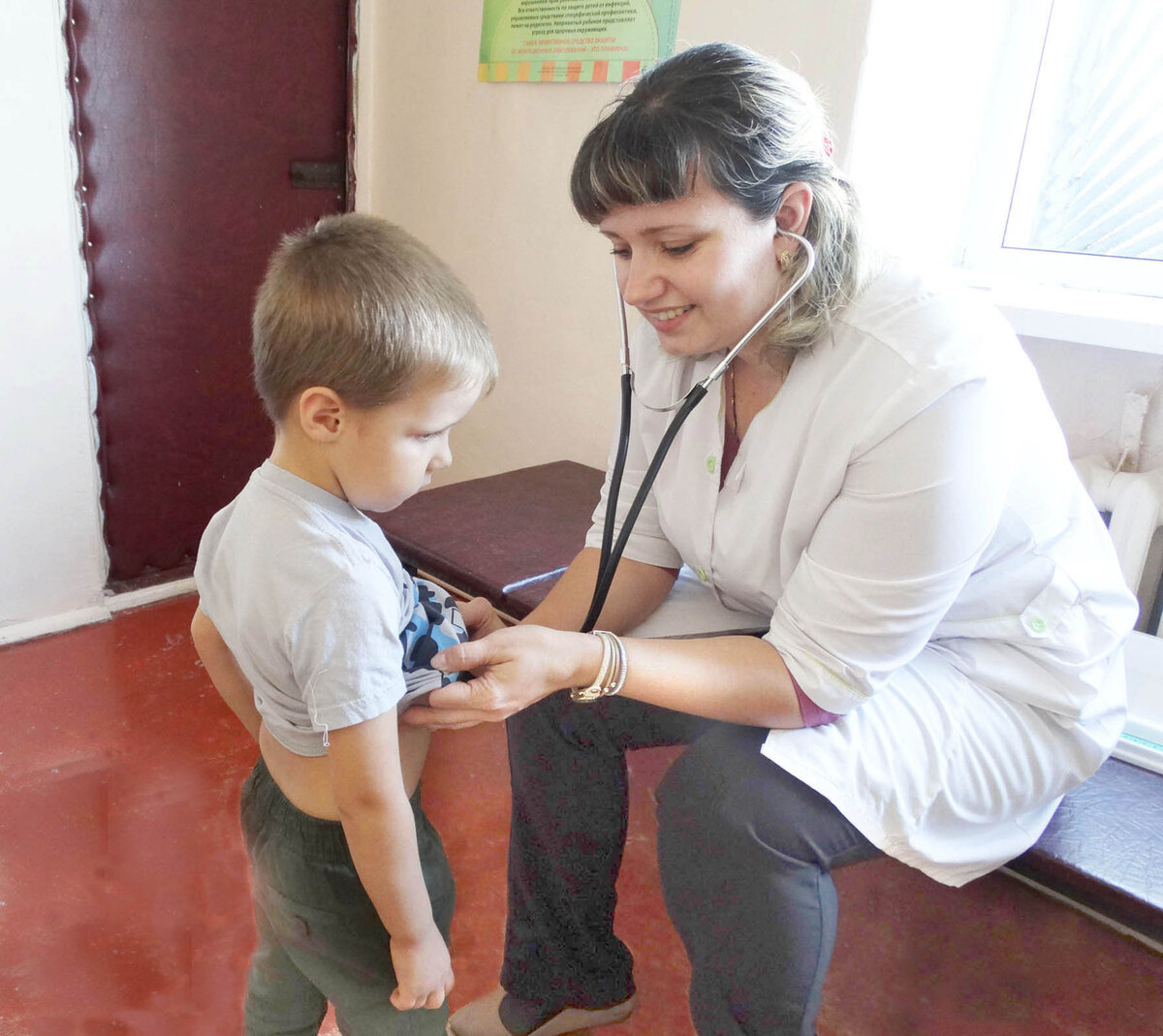 
Эта программа разработана Правительством РФ в 2012 году. А уже в 2013-м выпускнице Воронежской медицинской академии Юлии Лузиной, приехавшей работать в село Хрущевка, была предоставлена денежная выплата в 1 миллион рублей, а кроме этого, она получила 200 тысяч областных «подъемных». Эта помощь была весьма кстати молодой семье, где уже подрастал первый ребенок.
– На эти деньги мы улучшили свои жилищные условия, купив в селе Троицкое 1-комнатную квартиру, – рассказывает детский доктор. – И если бы не господдержка, наверное, и сейчас бы жили у свекрови. Ну а то, что по условиям контракта мне предстояло пять лет отработать в сельской амбулатории, меня не страшило, ведь мы с мужем – сельские жители. Я родом из села Подгорное, Евгений – из Хрущевки, он, кстати сказать, работает водителем «скорой помощи» в Липецкой районной больнице. Так что интересы у нас общие…