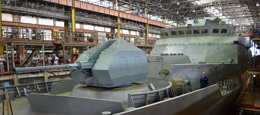 Корвет в цехе Амурского судостроительного завода 