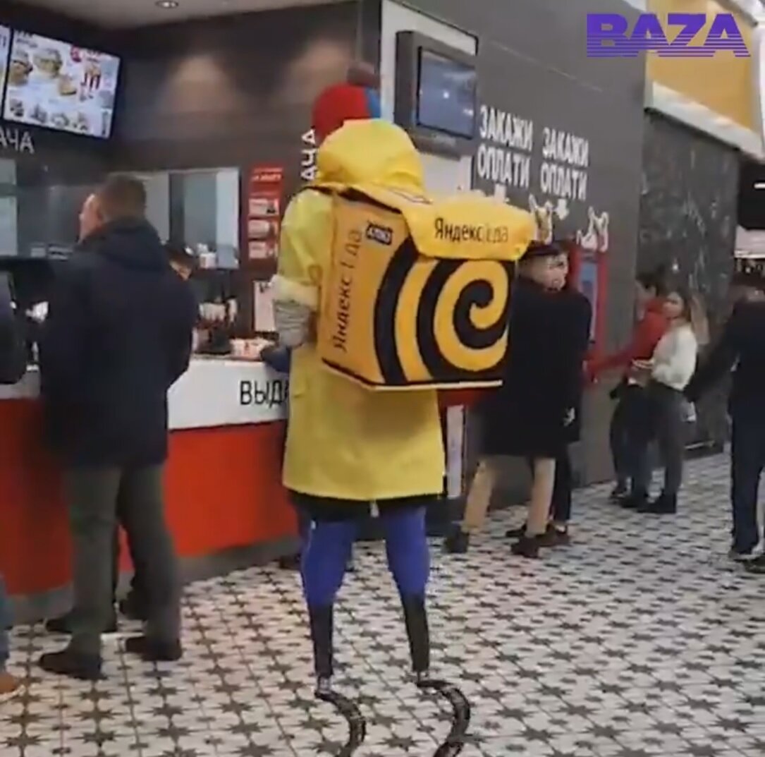 Михаил Асташов работает курьером. Кадр из видео, увиденное в интернете