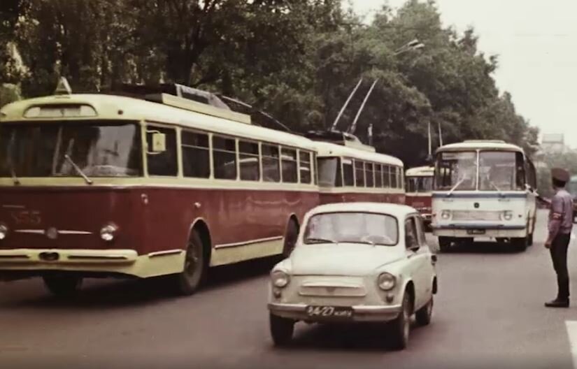 ЗАЗ-965 на улицах Киева. Кадр из документального фильма "Солдаты Дзержинского" (1977)