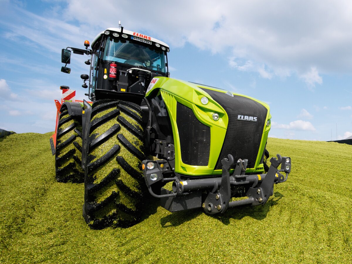 Идти трактор. Синий трактор белый трактор. Трактор несётся. Веселый трактор. Красный трактор.