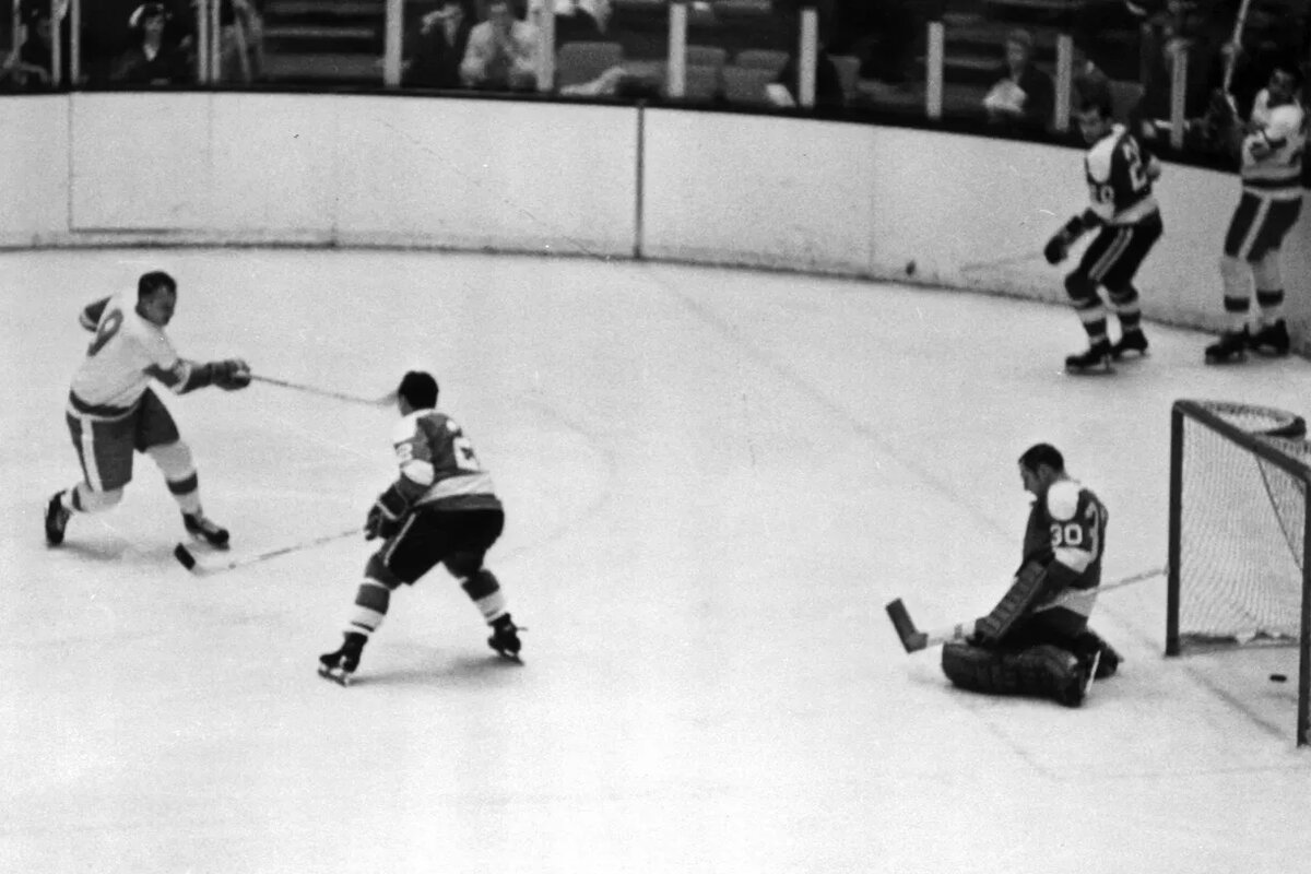 Только что Хоу забил свою 700 шайбу, фотоBruce Bennett/Getty Images