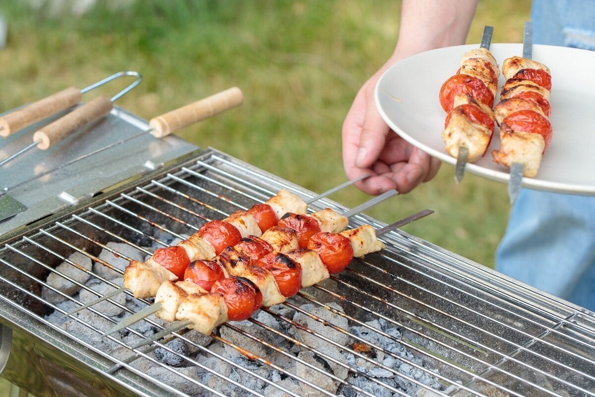 Решетка барбекю, шампуры и мангал: как быстро и просто все это отмыть?