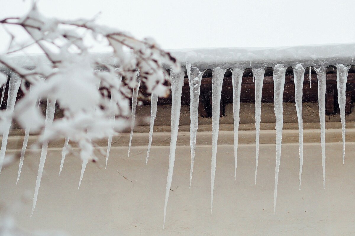 Острые, длинные, достаточно тяжелые и от того очень опасные сосульки! 