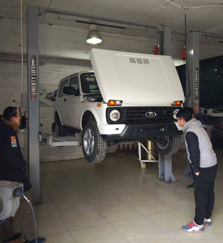 Одну из первых современных Lada 4x4  в Китае сразу загнали на подъёмник для изучения. Листайте галерею!